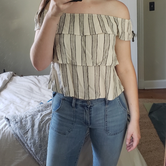 [Free w/ purchase] Off the shoulder ruffle top - Picture 2 of 5